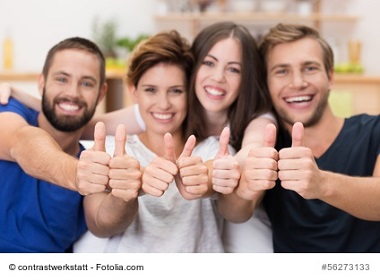 Vier Freunde Daumen hoch